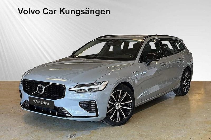 Grå Begagnad 2024 Volvo V60 Plus Kombi | 469 000 kr (Marknadspris) - Bild 1/4