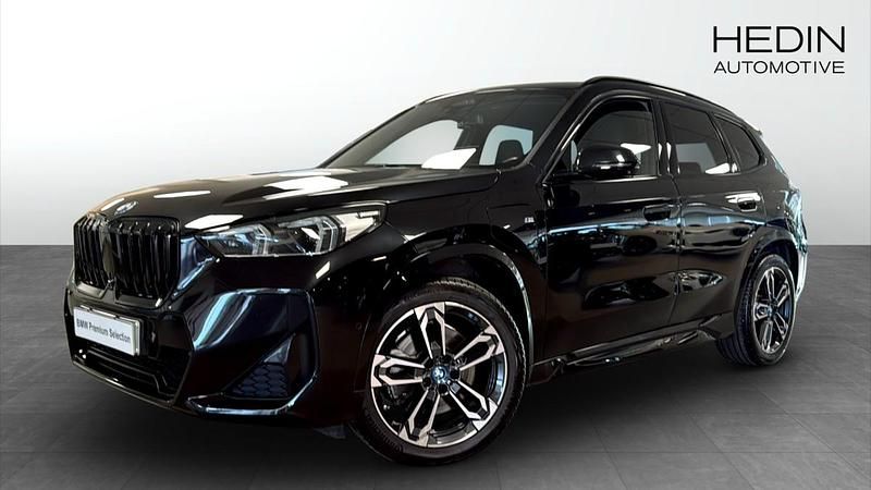 Svart (black) Begagnad 2024 BMW X1 M Sport SUV | 538 700 kr (Lite dyr) - Bild 1/4
