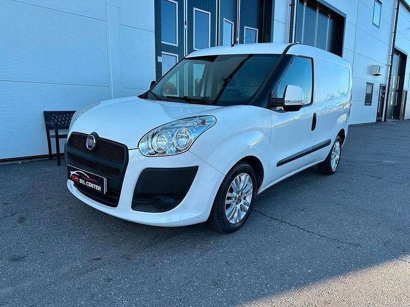 Vit Begagnad 2013 Fiat Doblò Minibuss | 55 900 kr (Marknadspris) - Bild 1/4