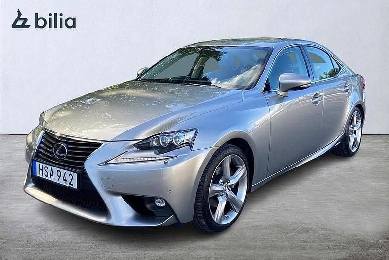 Grå Begagnad 2016 Lexus IS300h Executive Line Sedan | 229 900 kr (Marknadspris) - Bild 1/3