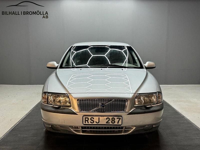 Ljusgrå (grå) Begagnad 2001 Volvo S80 Sedan | 29 900 kr (Marknadspris) - Bild 1/4
