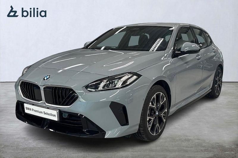 Grå (m brooklyn grey metallic) Begagnad 2025 BMW 120 M Sport Halvkombi | 369 900 kr - Bild 1/4