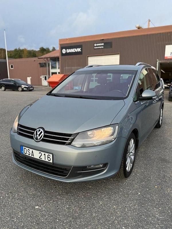 Grå Begagnad 2011 VW Sharan Highline Minibuss | 79 900 kr (Marknadspris) - Bild 1/4