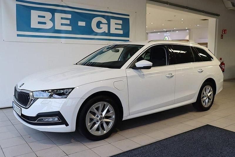 Vit Begagnad 2023 Skoda Octavia Style Kombi | 309 900 kr (Marknadspris) - Bild 1/4