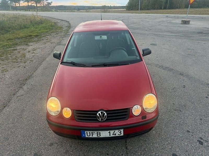 Röd Begagnad 2003 VW Polo Basis Halvkombi | 19 500 kr (Marknadspris) - Bild 1/4