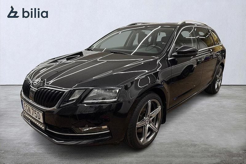 Svart (black magic pärleffekt me) Begagnad 2019 Skoda Octavia Style Kombi | 229 500 kr (Lite dyr) - Bild 1/4