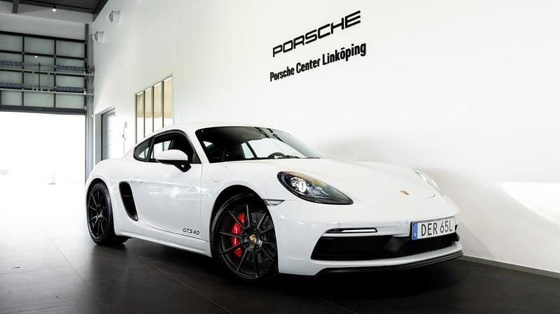 Vit (white) Begagnad 2020 Porsche 718 Cayman GTS Sportkupé | 995 000 kr - Bild 1/4