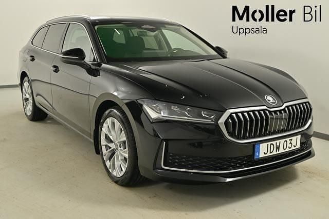Ebony black metallic Ny 2025 Skoda Superb Selection Kombi | 444 900 kr (Superpris) - Bild 1/4