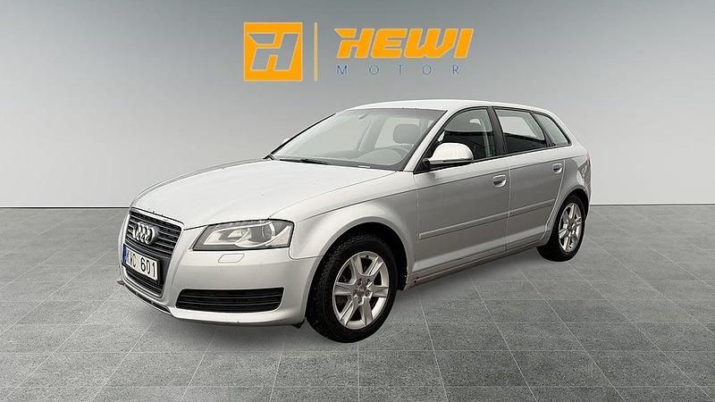 Silver Begagnad 2010 Audi A3 Sportback Halvkombi | 54 900 kr (Marknadspris) - Bild 1/4