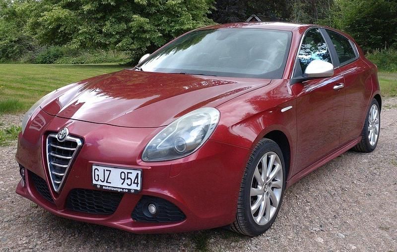 Röd Begagnad 2011 Alfa Romeo Giulietta Distinctive Halvkombi | 69 000 kr (Lite dyr) - Bild 1/4