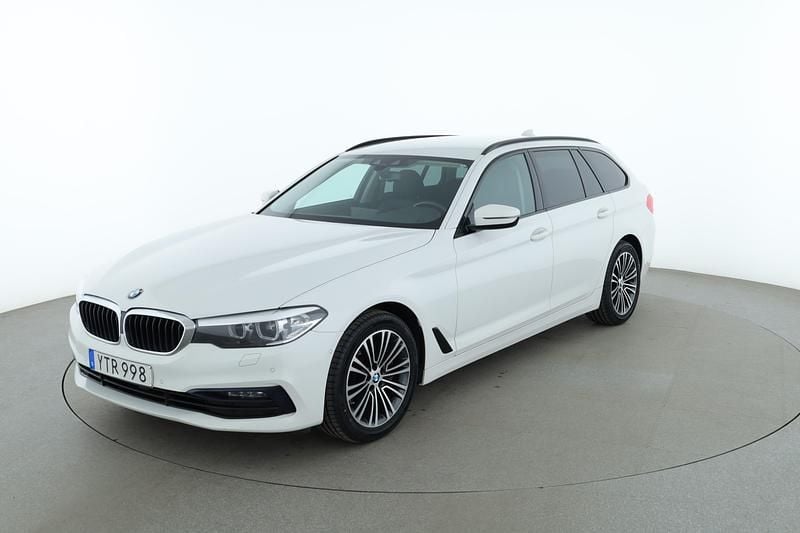 Vit Begagnad 2018 BMW 530 Sport Line Kombi | 245 000 kr (Superpris) - Bild 1/4