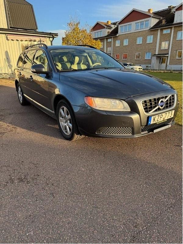 Grå Begagnad 2011 Volvo V70 Kinetic Kombi | 75 000 kr (Superpris) - Bild 1/4