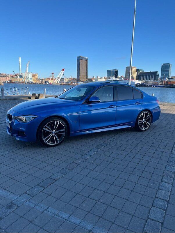 Blå Begagnad 2017 BMW 330e M Sport Sedan | 257 900 kr (Dyr) - Bild 1/4