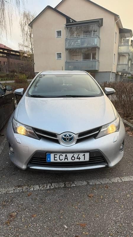 Begagnad 2015 Toyota Auris Hybrid Halvkombi | 80 000 kr (Bra pris) - Bild 1/4