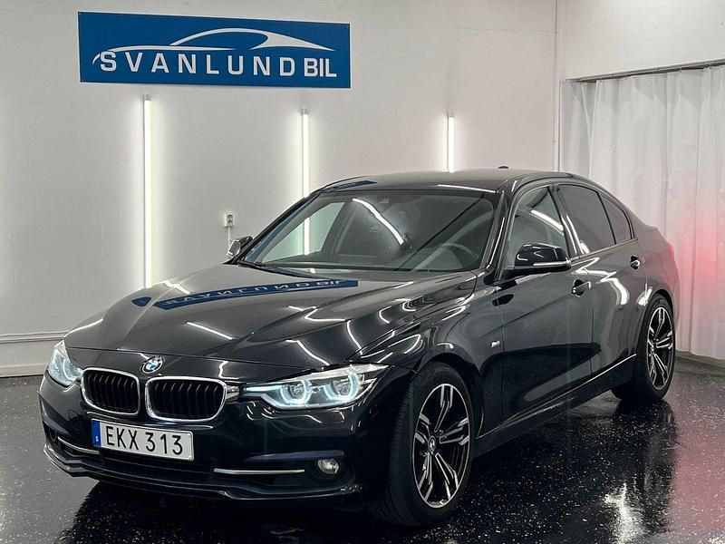 Svart Begagnad 2015 BMW 330 Sport Line Sedan | 199 800 kr (Lite dyr) - Bild 1/4