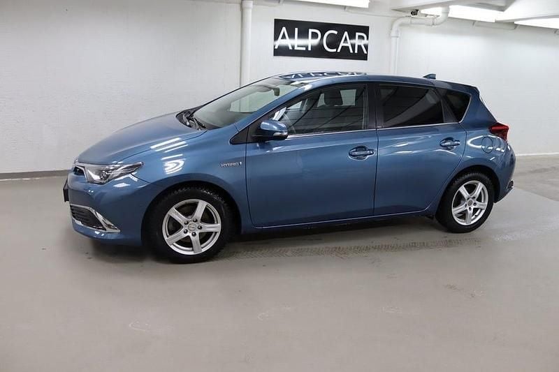Blå Begagnad 2016 Toyota Auris Hybrid Executive Halvkombi | 159 900 kr (Marknadspris) - Bild 1/4