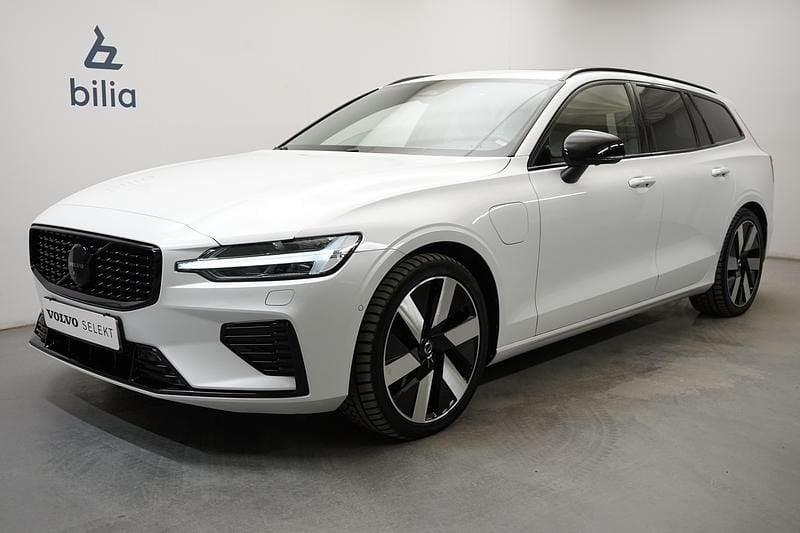 Vit Begagnad 2023 Volvo V60 Ultimate Kombi | 529 900 kr - Bild 1/3