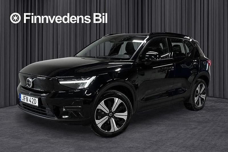 Svart Begagnad 2022 Volvo XC40 Core SUV | 319 000 kr (Marknadspris) - Bild 1/4