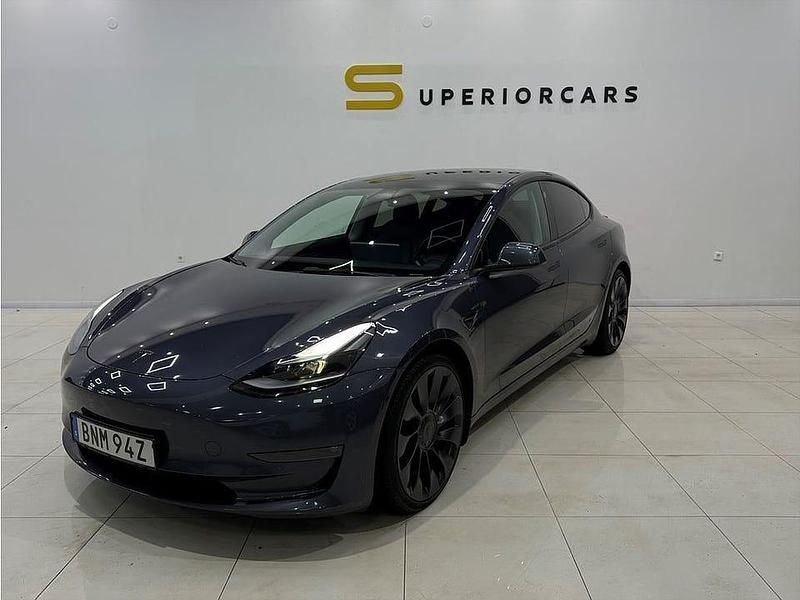 Grå Begagnad 2021 Tesla Model 3 Performance Sedan | 299 900 kr (Marknadspris) - Bild 1/4