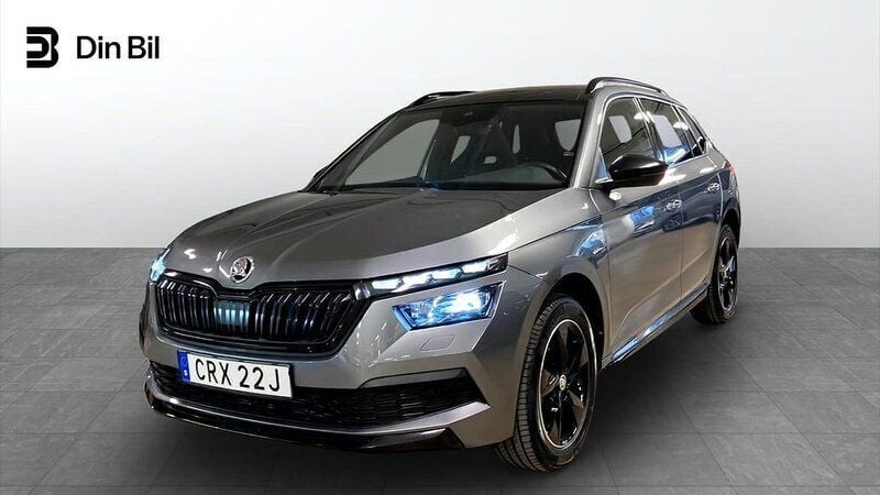 Grå (graphite grey metallic) Begagnad 2022 Skoda Kamiq Monte Carlo SUV | 247 900 kr (Marknadspris) - Bild 1/4