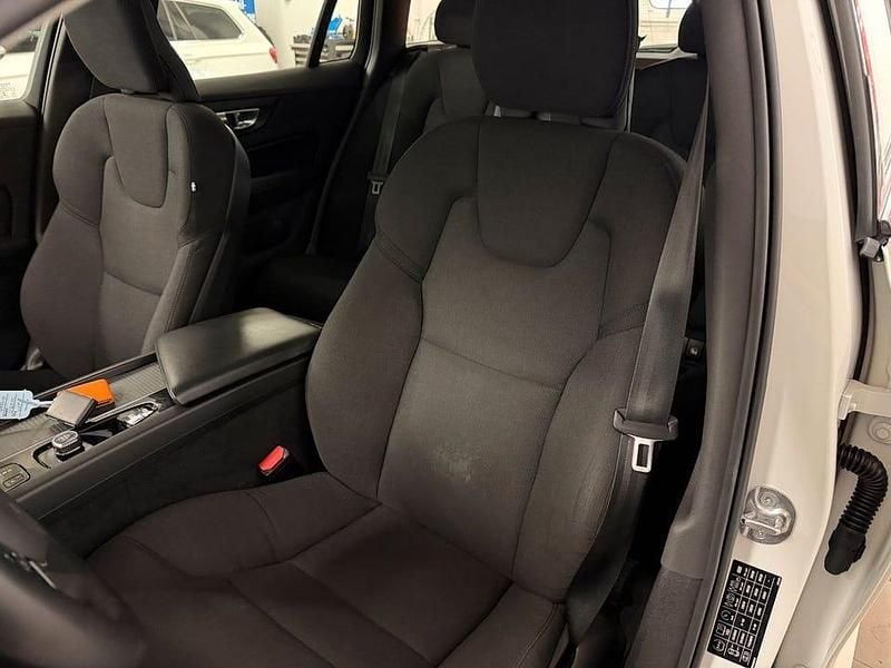 Begagnad Volvo V60 CC Momentum 197 HK (144 kW) 2022 Vit Kombi