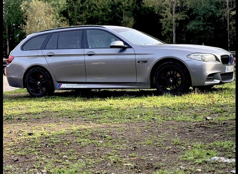 Grå Begagnad 2015 BMW 520 M Sport Kombi | 149 000 kr (Marknadspris) - Bild 1/3