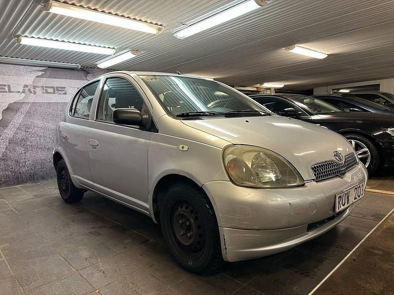 Grå Begagnad 2000 Toyota Yaris Halvkombi | 15 000 kr (Bra pris) - Bild 1/4