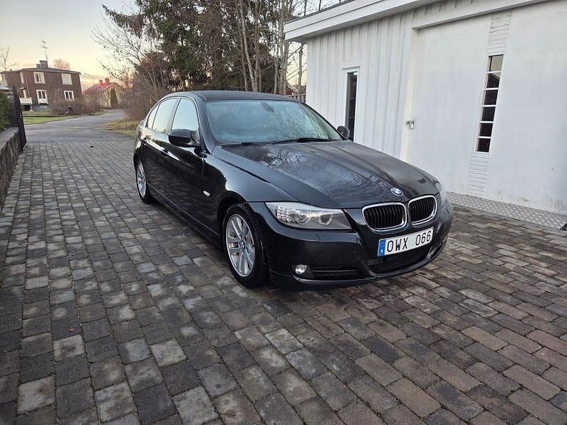 Svart Begagnad 2011 BMW 320 Efficient Dynamics Sedan | 75 000 kr (Marknadspris) - Bild 1/4