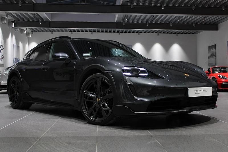 Grå Begagnad 2022 Porsche Taycan 4S Cross Turismo Sedan | 795 000 kr (Marknadspris) - Bild 1/4