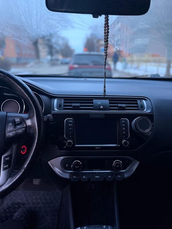 Begagnad Kia Rio 84 HK (61 kW) 2015 Vit