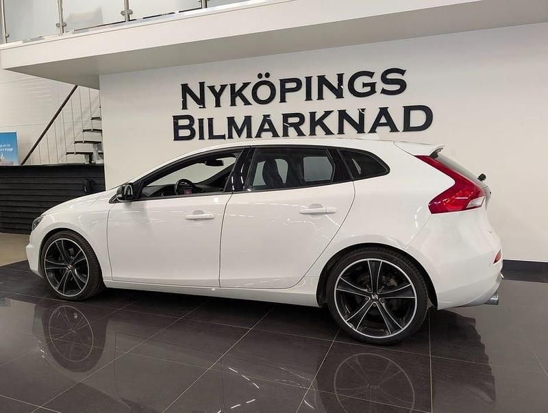 Begagnad Volvo V40 R-Design 190 HK (139 kW) 2014 Vit Halvkombi