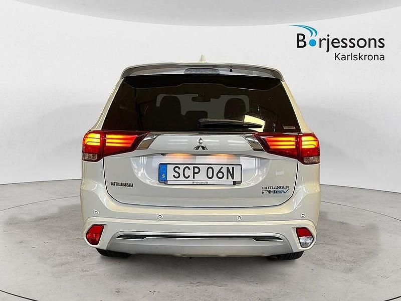 Begagnad Mitsubishi Outlander P-HEV 135 HK (99 kW) 2019 Vit SUV