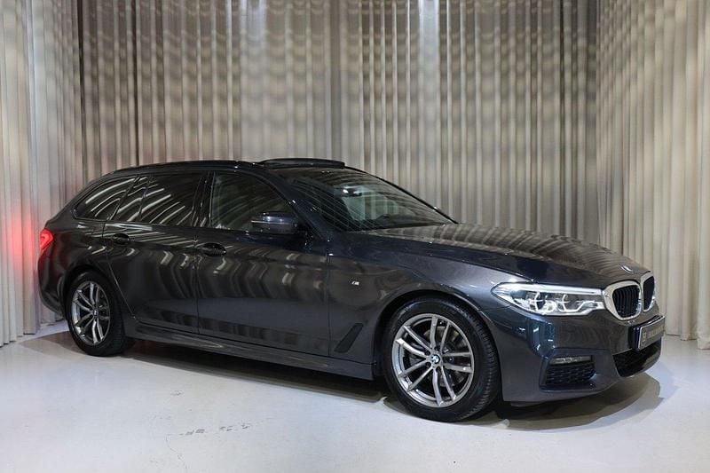 Grå Begagnad 2019 BMW 520 M Sport Kombi | 299 900 kr (Lite dyr) - Bild 1/4
