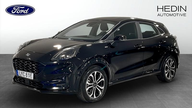 Svart (black) Begagnad 2023 Ford Puma Gen-E ST-Line SUV | 244 000 kr (Marknadspris) - Bild 1/4