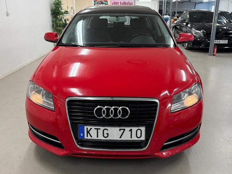 Begagnad Audi A3 Attraction 105 HK (77 kW) 2011 Röd Halvkombi
