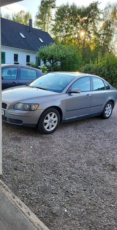 Grå Begagnad 2004 Volvo S40 Sedan | 29 000 kr (Bra pris) - Bild 1/3
