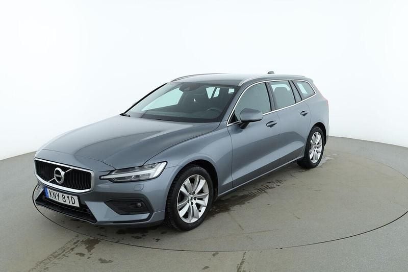 Grå Begagnad 2021 Volvo V60 Momentum Kombi | 221 000 kr (Marknadspris) - Bild 1/3