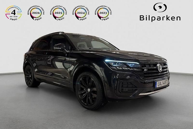 Svart Begagnad 2019 VW Touareg SE SUV | 389 990 kr (Marknadspris) - Bild 1/4
