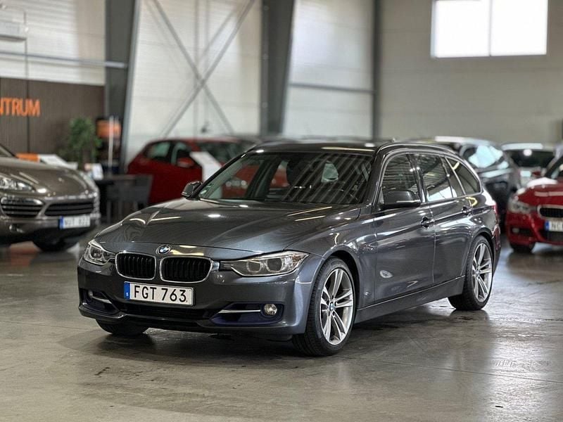 Grå Begagnad 2012 BMW 330 Sport Line Kombi | 139 900 kr (Superpris) - Bild 1/4