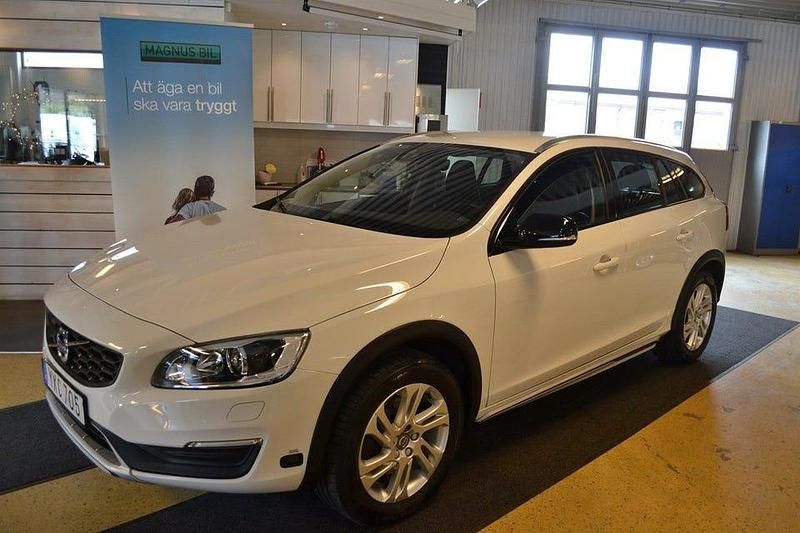 Vit Begagnad 2017 Volvo V60 CC Momentum Kombi | 189 500 kr (Bra pris) - Bild 1/4