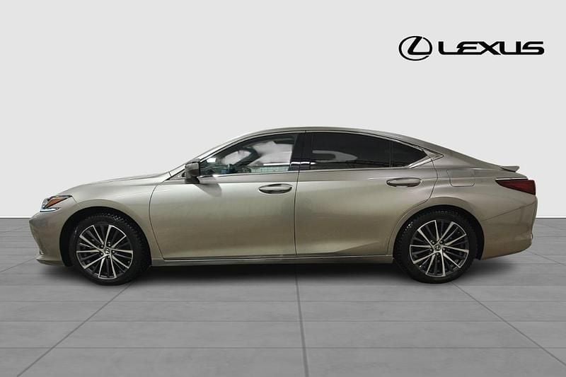 Begagnad Lexus ES300H Executive Line 220 HK (161 kW) 2023 Ljusgrå Sedan