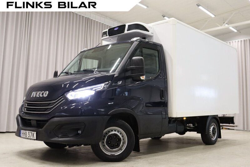 Mörkblå (blå) Begagnad 2023 Iveco Daily Van | 369 900 kr - Bild 1/4