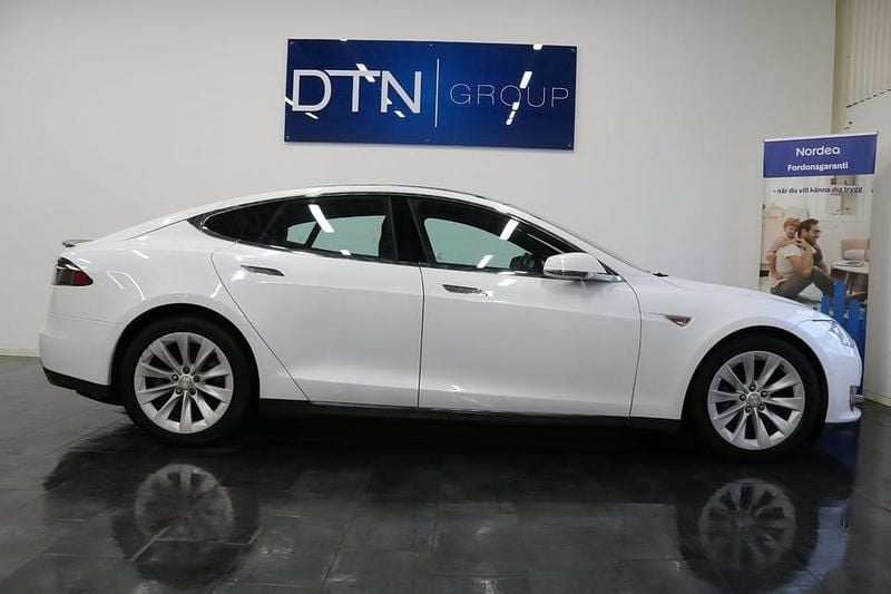 Vit Begagnad 2015 Tesla Model S Halvkombi | 229 000 kr (Superpris) - Bild 1/4