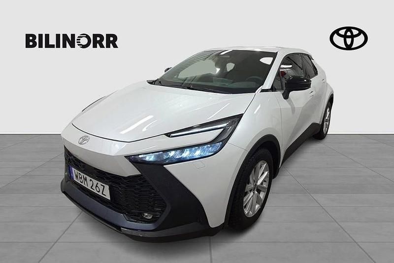 Vit Begagnad 2023 Toyota C-HR Style SUV | 399 900 kr (Marknadspris) - Bild 1/4