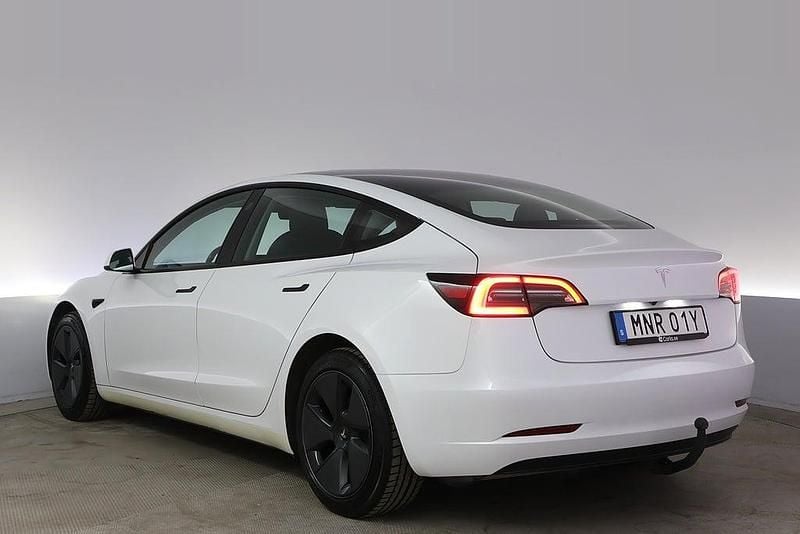 Begagnad Tesla Model 3 Standard Range Plus 235 kW (320 HK) 2023 Vit Sedan