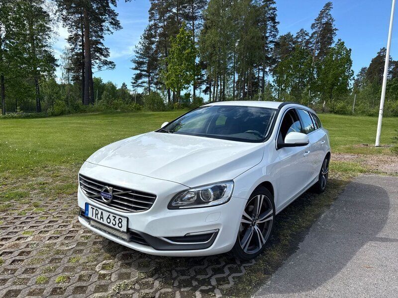 Vit Begagnad 2014 Volvo V60 Momentum Kombi | 109 900 kr (Marknadspris) - Bild 1/4