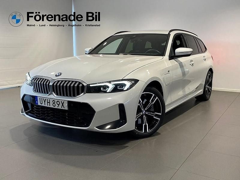 Vit Begagnad 2024 BMW 330e M Sport Kombi | 464 000 kr (Bra pris) - Bild 1/4