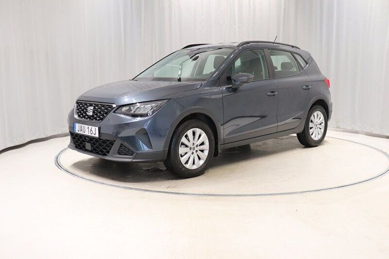 Grå Begagnad 2024 Seat Arona SUV | 219 800 kr (Marknadspris) - Bild 1/4