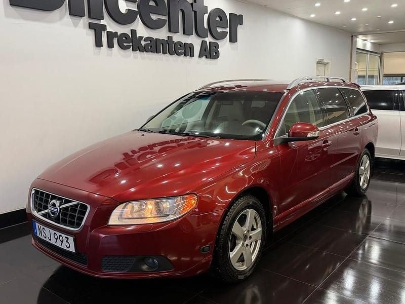 Begagnad Volvo V70 Summum 163 HK (119 kW) 2010 Röd Kombi