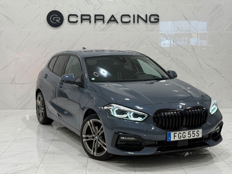 Mörkgrå (grå) Begagnad 2021 BMW 118 Sport Line Halvkombi | 224 900 kr (Marknadspris) - Bild 1/4